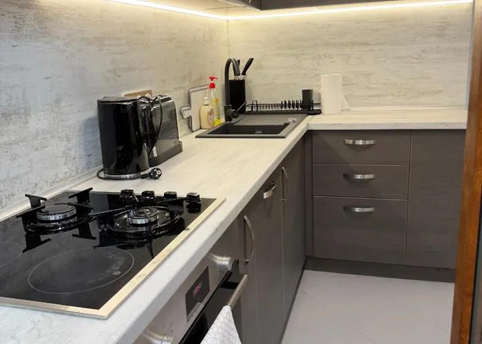 شقة New Cozy With Undefloor Heating 86m2 *